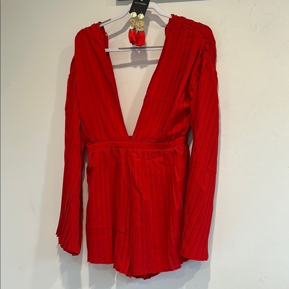 PrettyLittleThing Red V-Neck Pleated romper mini Women's size 6 new - Picture 7 of 7